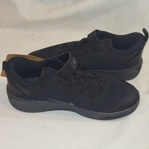 Nike Youth Triple Black Omni Multi Court Sneakers
